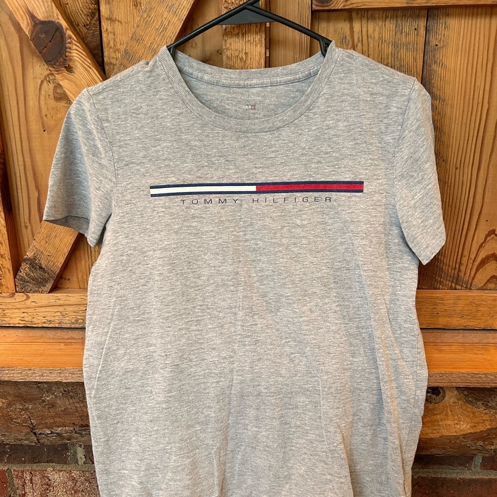 Women’s Tommy Hilfiger Heather Gray Tee with Logo Y2K vintage